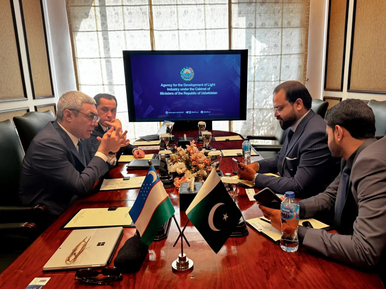 O‘zbekiston–Pokiston: tayyor kiyim-kechak sohasida hamkorlik istiqbollari muhokama qilindi